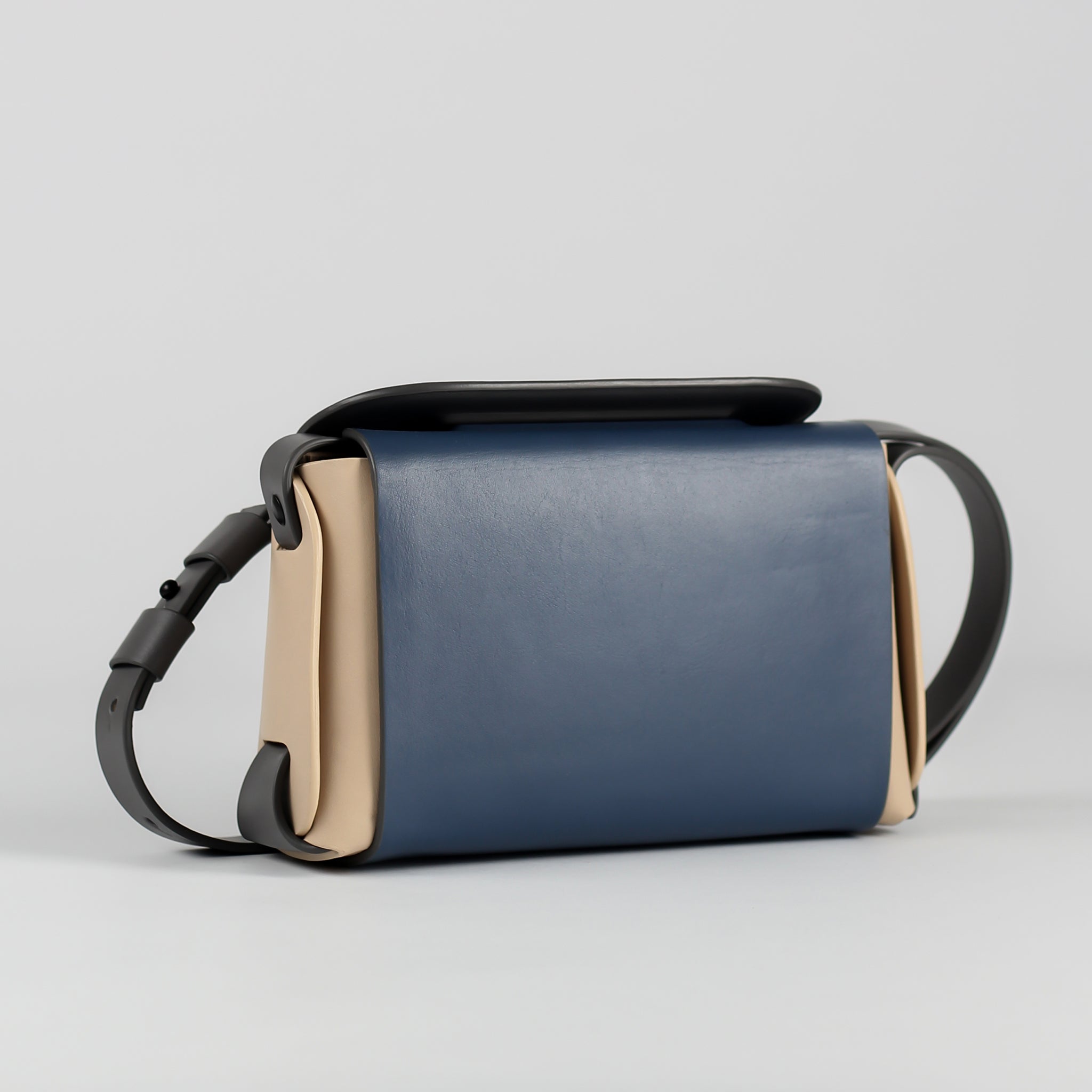 PRE ORDER - Eclat small crossbody bag in Skyline Dust